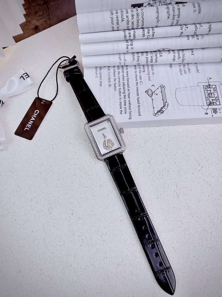 Đồng hồ nữ Chanel boy's friend dây da đính đá siêu cấp 28x32mm (1)