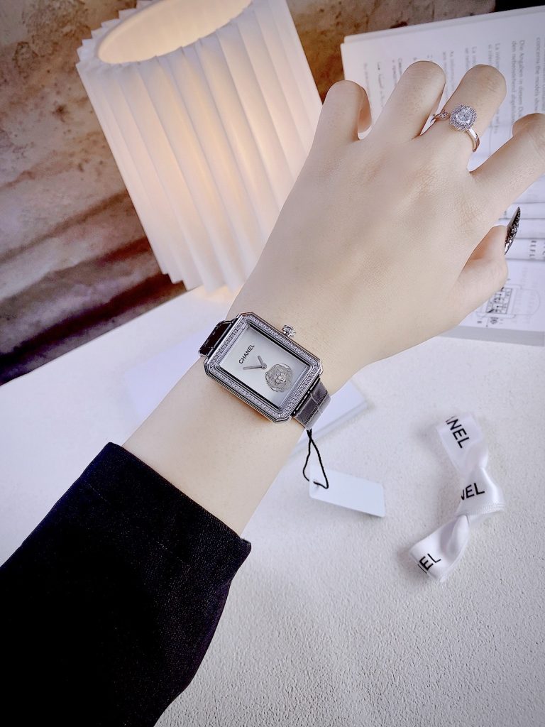 Đồng hồ nữ Chanel boy's friend dây da đính đá siêu cấp 28x32mm (1)