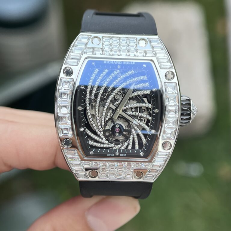 Bí Mật Đằng Sau Đồng Hồ Chế Tác Giống Hệt Bản Gốc