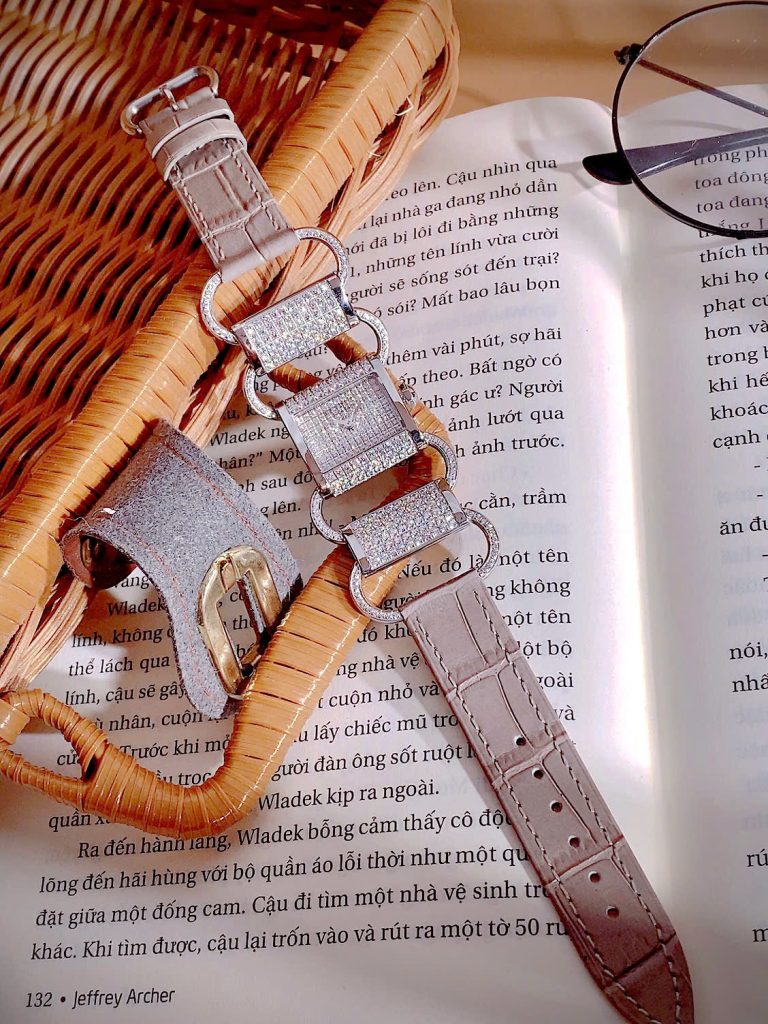 Đồng hồ HERMÈS Klikti nữ thép trắng dây da xám đính full đá 22x21mm (1)