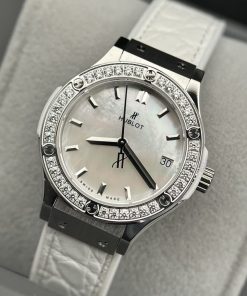 Đồng hồ Hublot nữ đính đá dây cao su màu trắng mặt xà cừ 33mm (1)