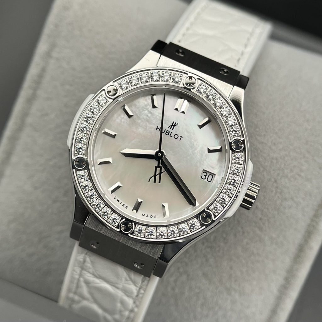 Đồng hồ Hublot nữ đính đá dây cao su màu trắng mặt xà cừ 33mm (1)
