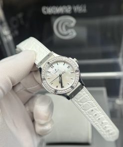 Đồng hồ Hublot nữ đính đá dây cao su màu trắng mặt xà cừ 33mm (1)