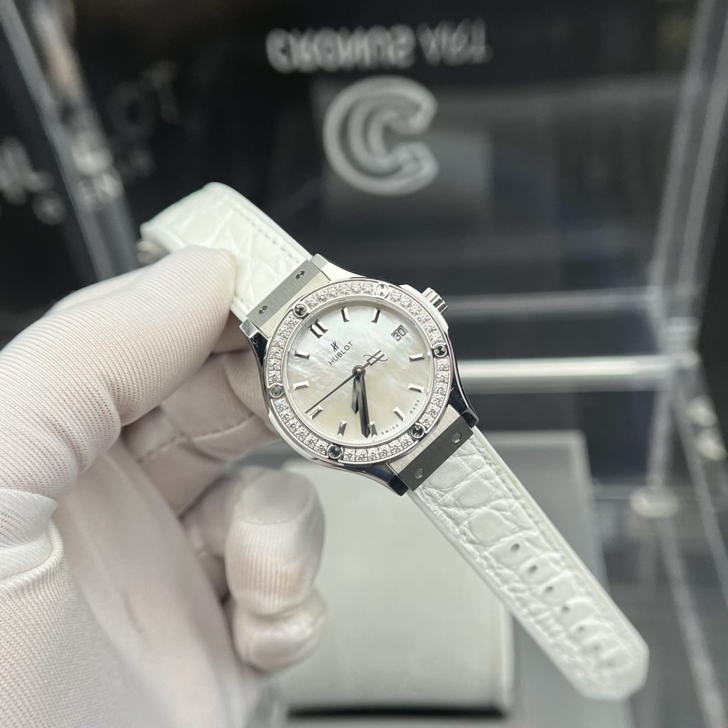 Đồng hồ Hublot nữ đính đá dây cao su màu trắng mặt xà cừ 33mm (1)
