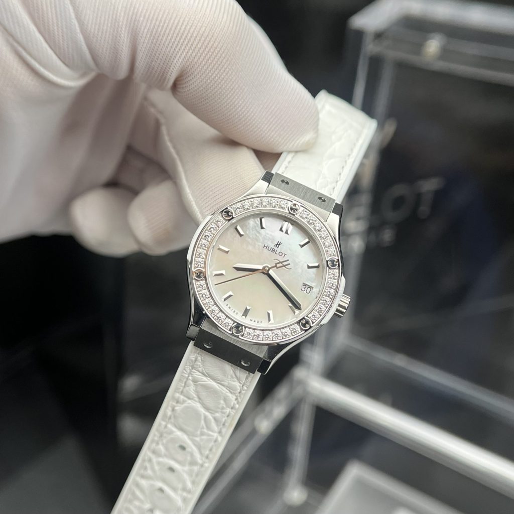 Đồng hồ Hublot nữ đính đá dây cao su màu trắng mặt xà cừ 33mm (1)