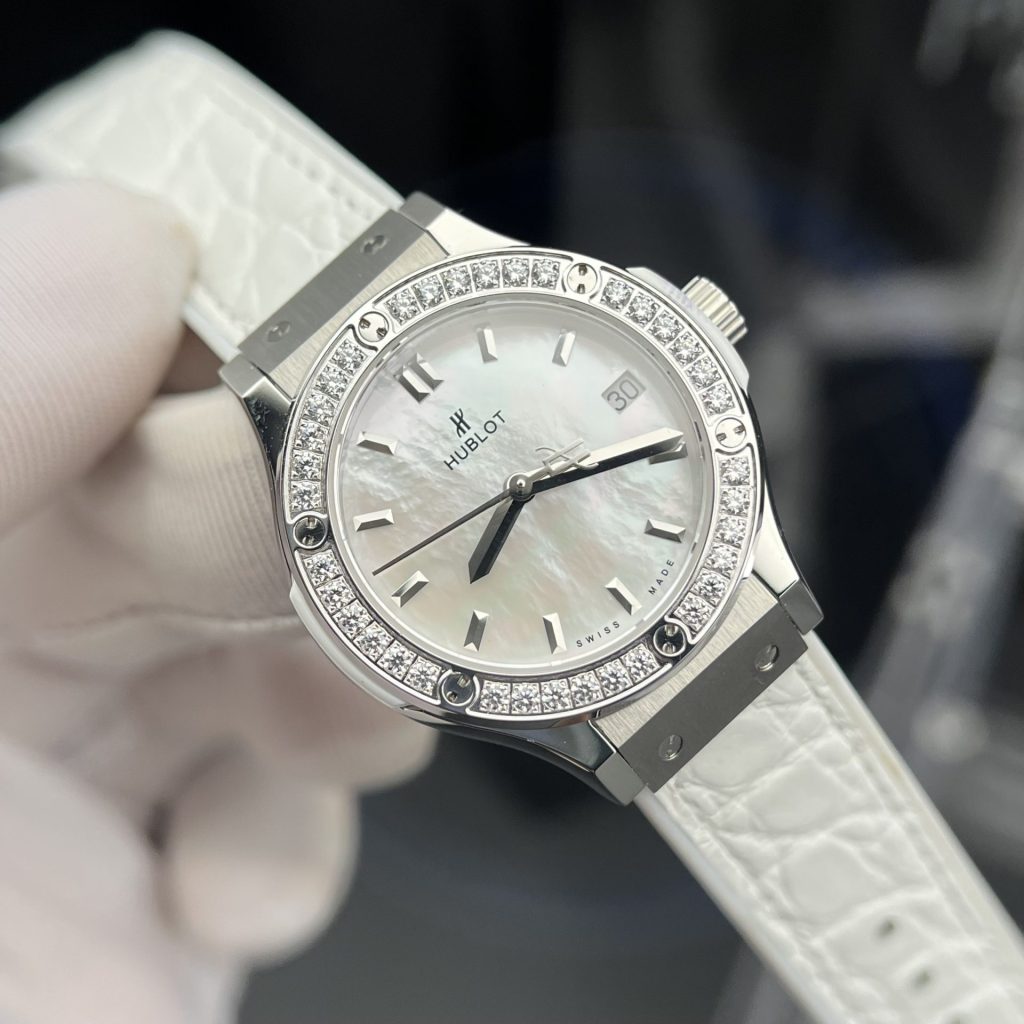Đồng hồ Hublot nữ đính đá dây cao su màu trắng mặt xà cừ 33mm (1)