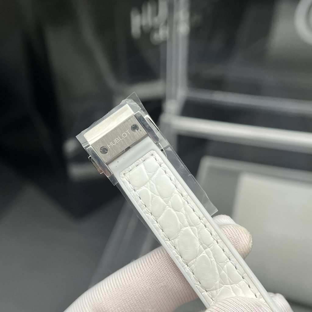Đồng hồ Hublot nữ đính đá dây cao su màu trắng mặt xà cừ 33mm (1)