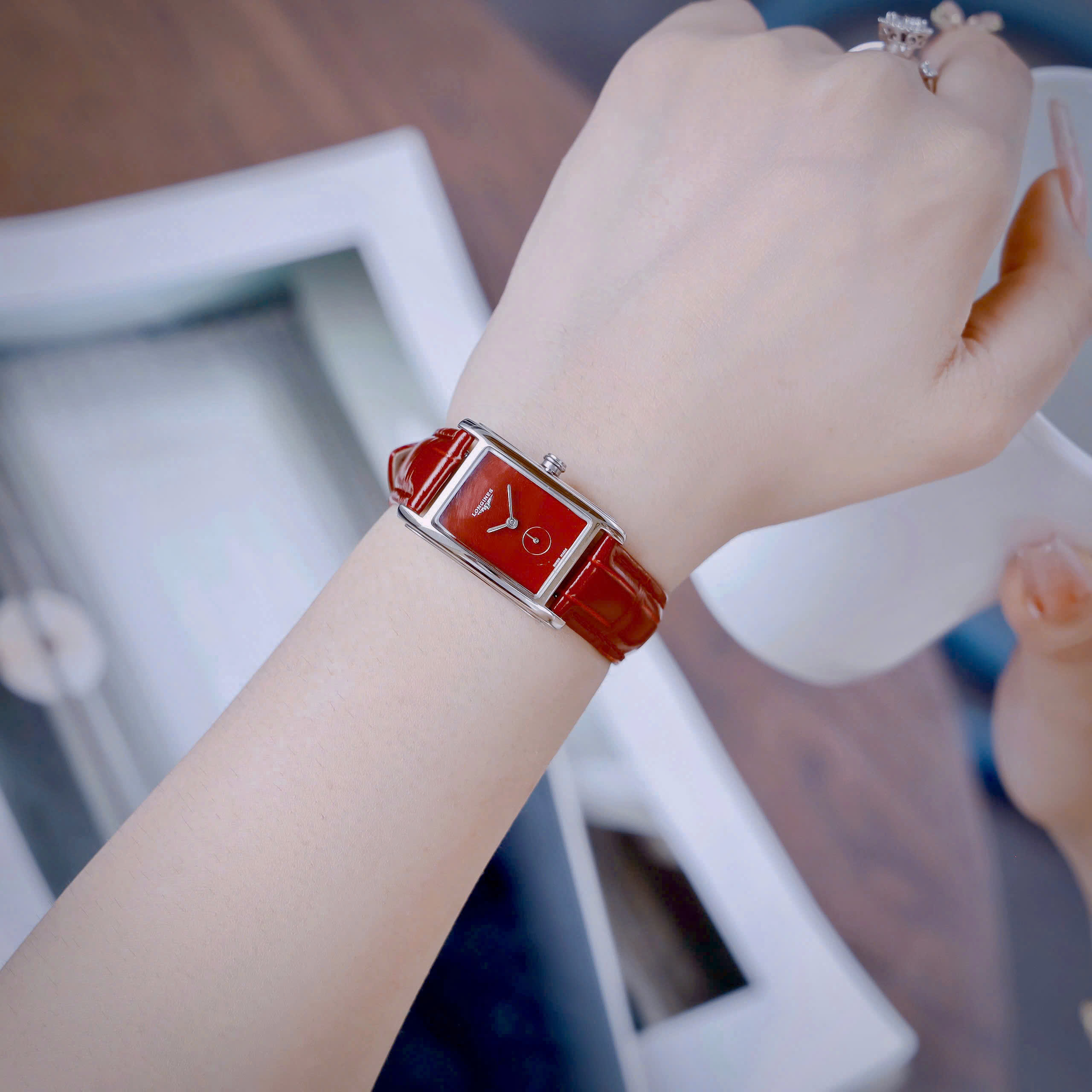 Đồng hồ Longines DolceVita L5.512.4.91.2 nữ mặt hình chữ nhật Super Fake 23mm (4) Đồng hồ Longines DolceVita L5.512.4.91.2 nữ mặt hình chữ nhật Fake cao cấp 23mm