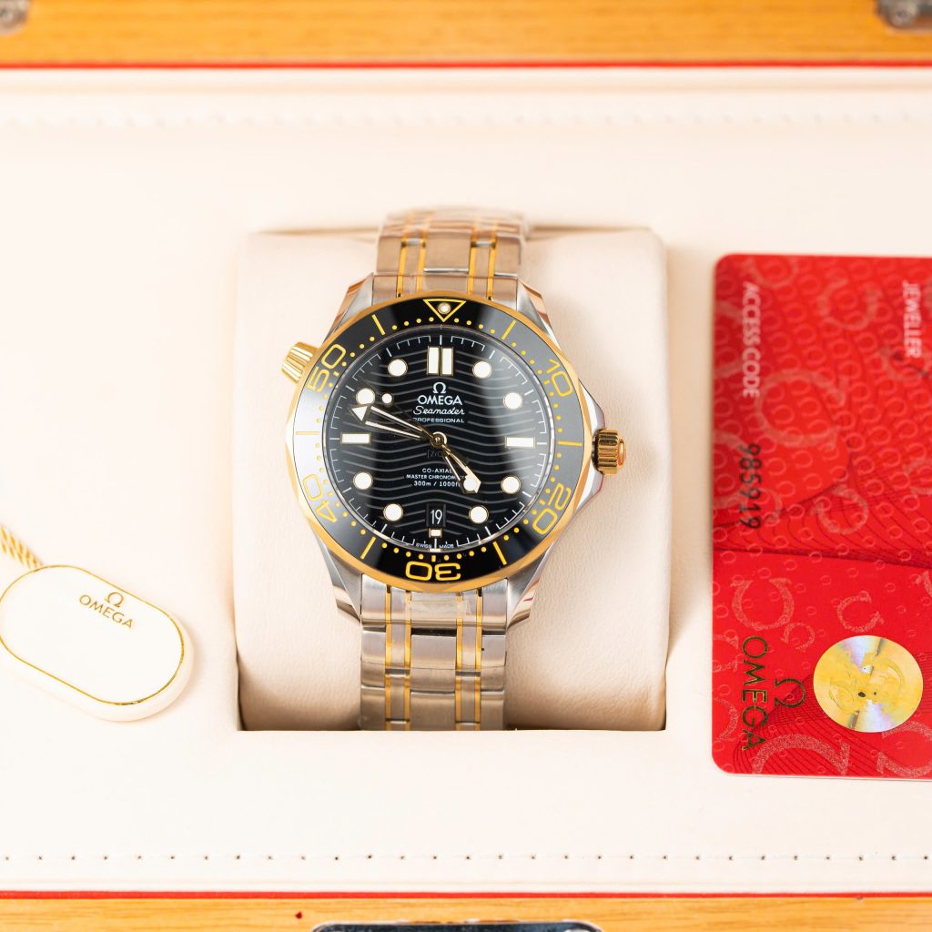 Đồng hồ Omega Seamaster Diver 300m demi vàng mặt đen Rep 11 cao cấp VSF 42mm (2)