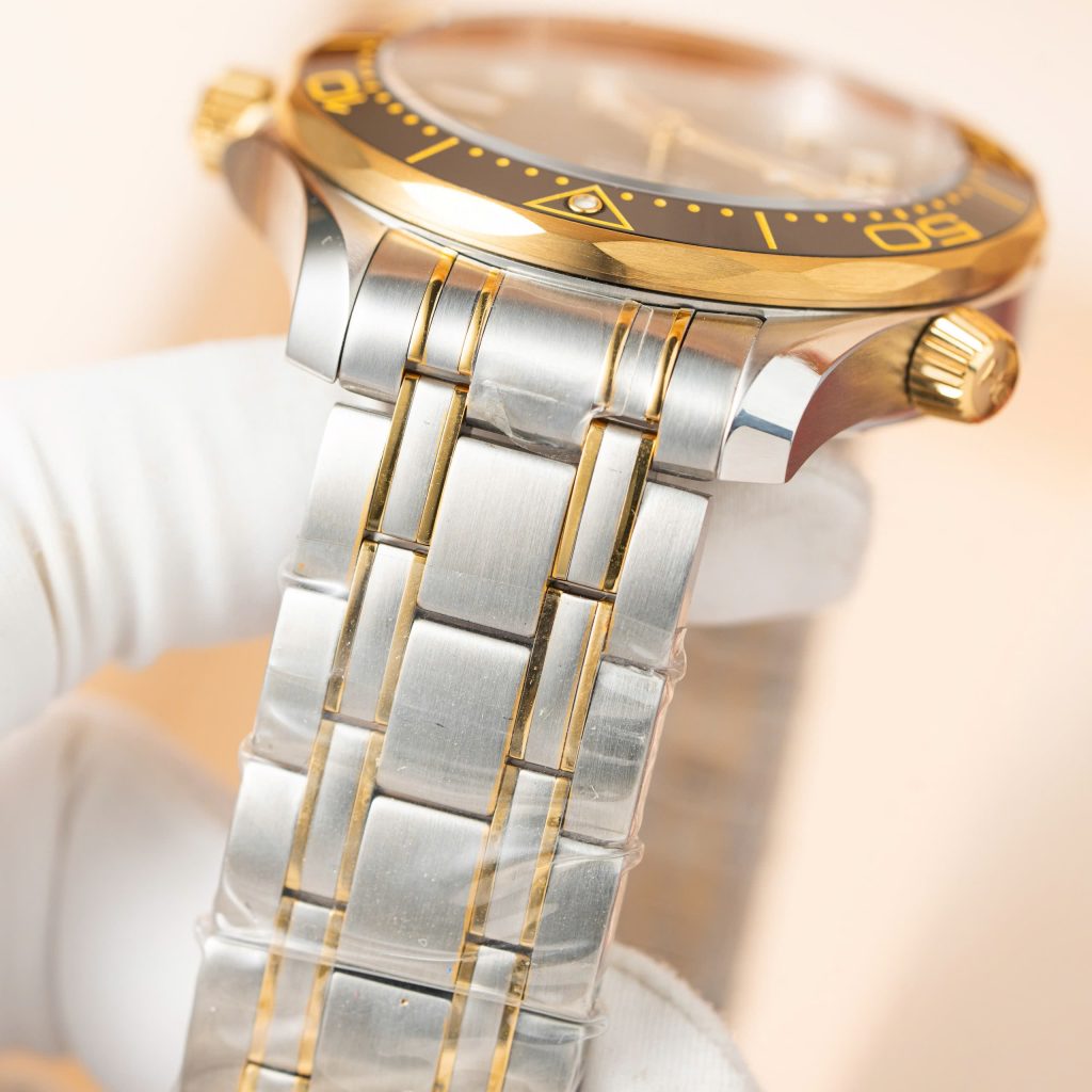 Đồng hồ Omega Seamaster Diver 300m demi vàng mặt đen Rep 11 cao cấp VSF 42mm (2)