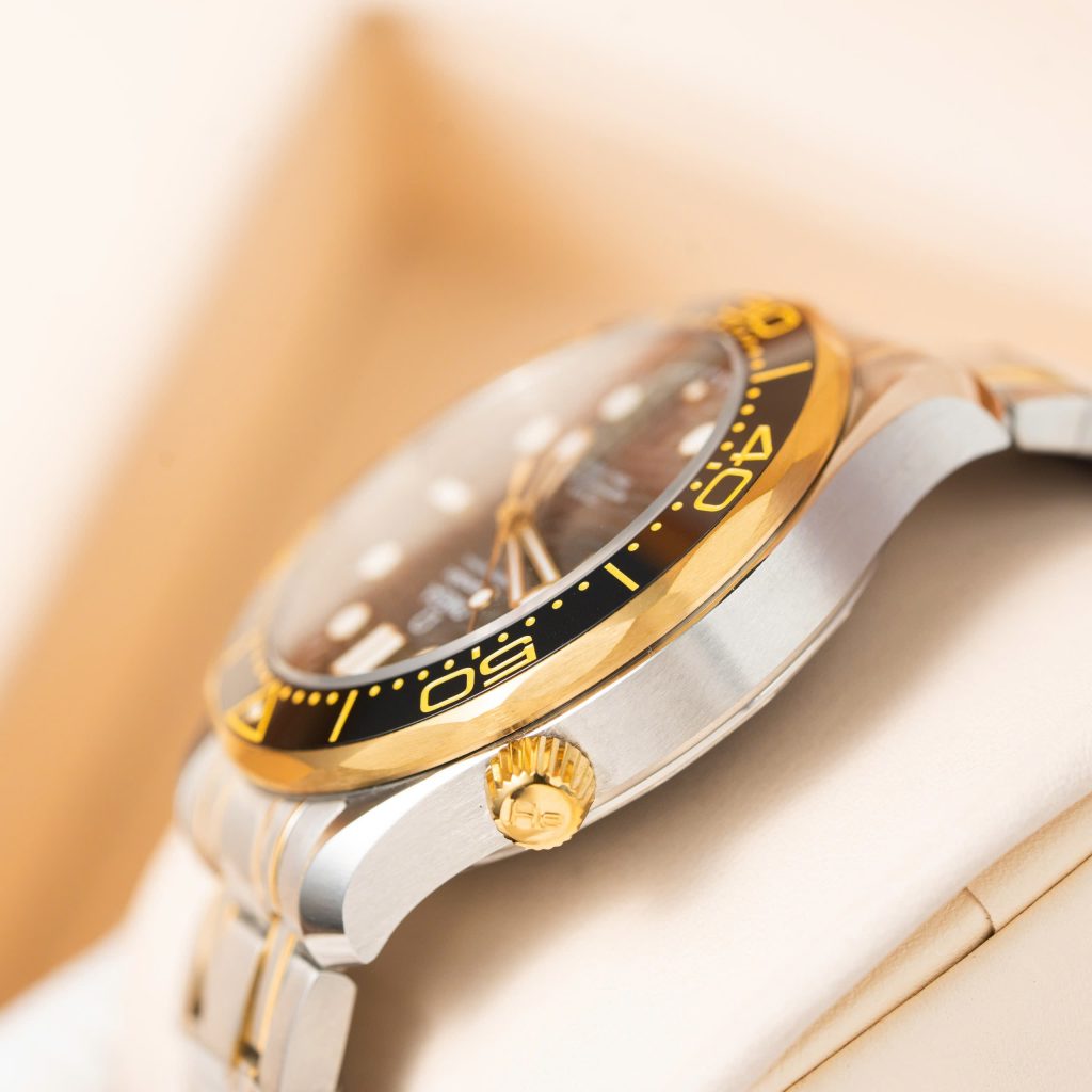 Đồng hồ Omega Seamaster Diver 300m demi vàng mặt đen Rep 11 cao cấp VSF 42mm (2)