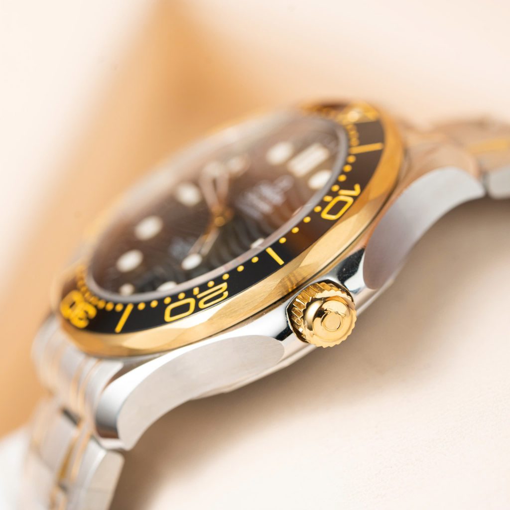 Đồng hồ Omega Seamaster Diver 300m demi vàng mặt đen Rep 11 cao cấp VSF 42mm (2)