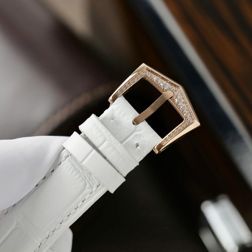 Đồng Hồ Patek Philippe Complications 4947R Replica 11 Mặt Khảm Xà Cừ Dây Da Màu Trắng 38mm (2)