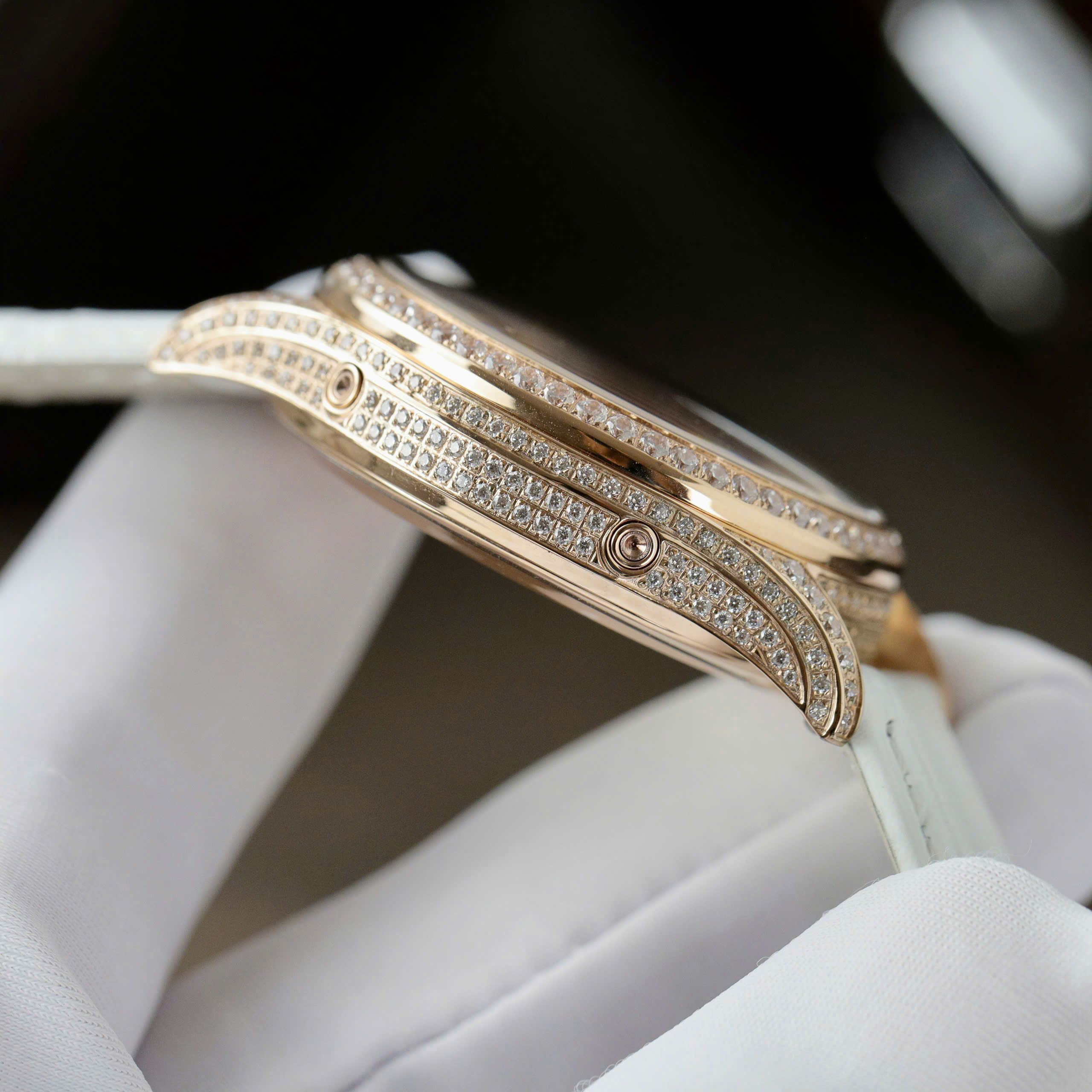 Đồng Hồ Patek Philippe Complications 4947R Replica 11 Mặt Khảm Xà Cừ Dây Da Màu Trắng 38mm (10) Đồng Hồ Patek Philippe Complications 4947R Replica 11 Mặt Khảm Xà Cừ Dây Da Màu Trắng 38mm (2)