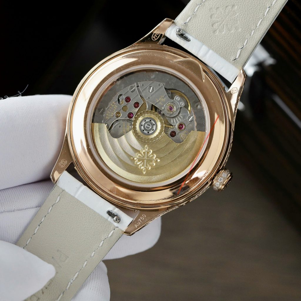 Đồng Hồ Patek Philippe Complications 4947R Replica 11 Mặt Khảm Xà Cừ Dây Da Màu Trắng 38mm (2)