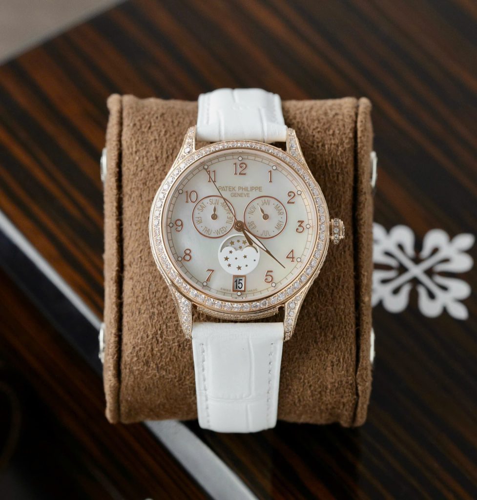 Đồng Hồ Patek Philippe Complications 4947R Replica 11 Mặt Khảm Xà Cừ Dây Da Màu Trắng 38mm (2)