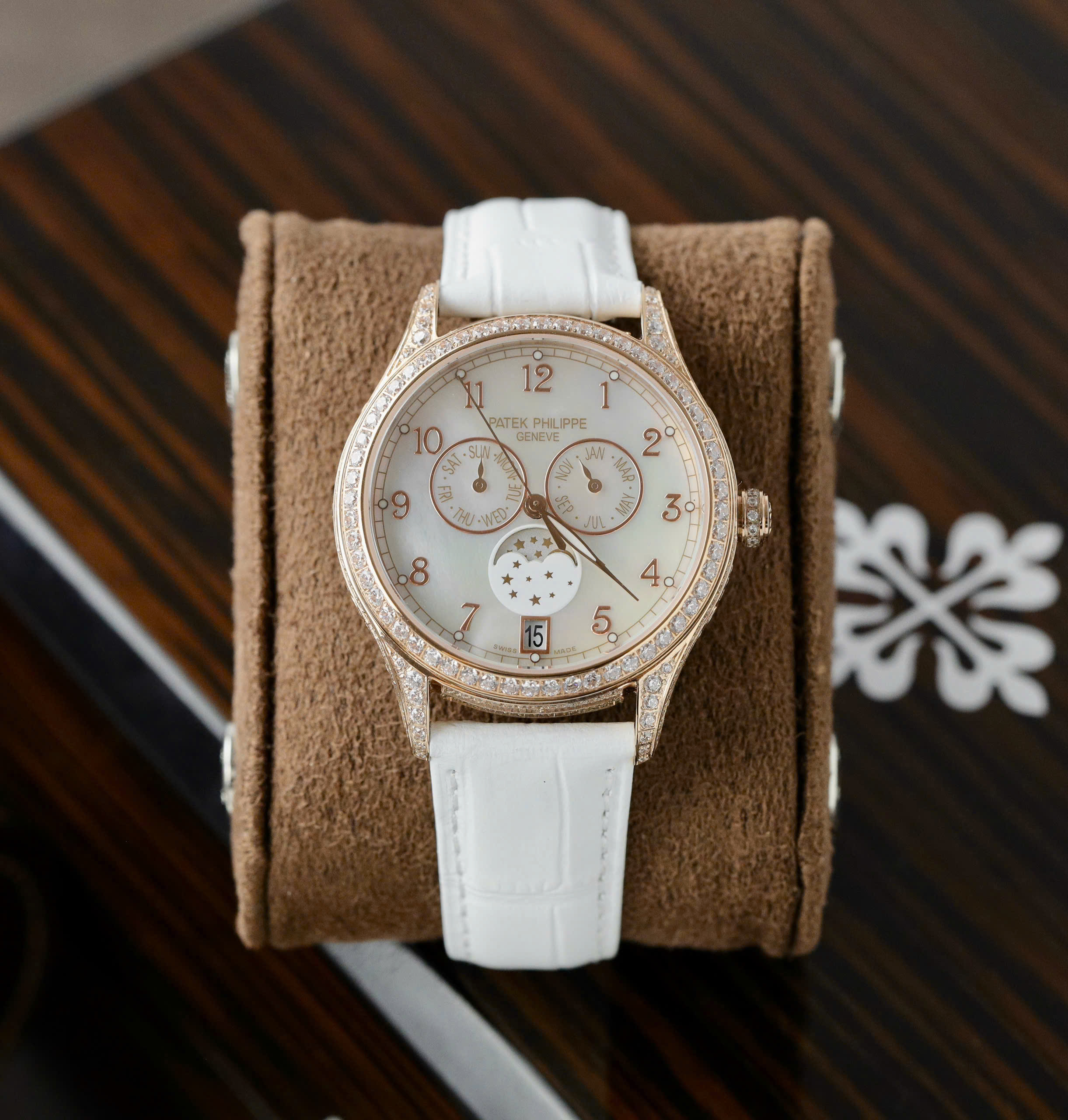 Đồng Hồ Patek Philippe Complications 4947R Replica 11 Mặt Khảm Xà Cừ Dây Da Màu Trắng 38mm (2) Đồng Hồ Patek Philippe Complications 4947R Replica 11 Mặt Khảm Xà Cừ Dây Da Màu Trắng 38mm (2)