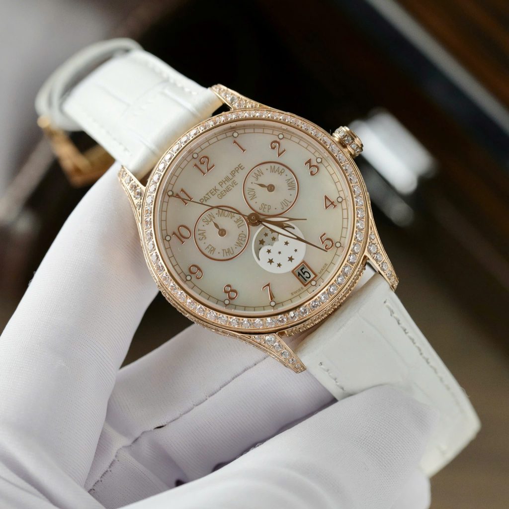 Đồng Hồ Patek Philippe Complications 4947R Replica 11 Mặt Khảm Xà Cừ Dây Da Màu Trắng 38mm (2)