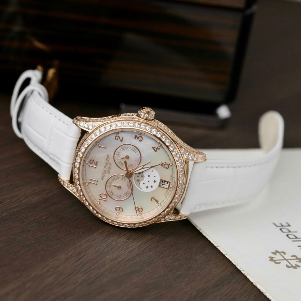 Đồng Hồ Patek Philippe Complications 4947R Replica 11 Mặt Khảm Xà Cừ Dây Da Màu Trắng 38mm (2)