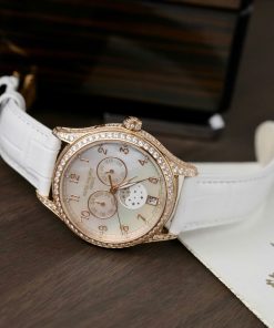 Đồng Hồ Patek Philippe Complications 4947R Replica 11 Mặt Khảm Xà Cừ Dây Da Màu Trắng 38mm (2)