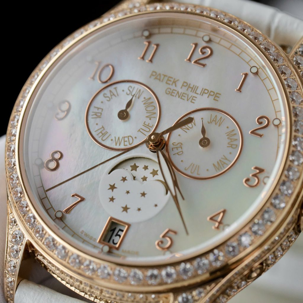 Đồng Hồ Patek Philippe Complications 4947R Replica 11 Mặt Khảm Xà Cừ Dây Da Màu Trắng 38mm (2)