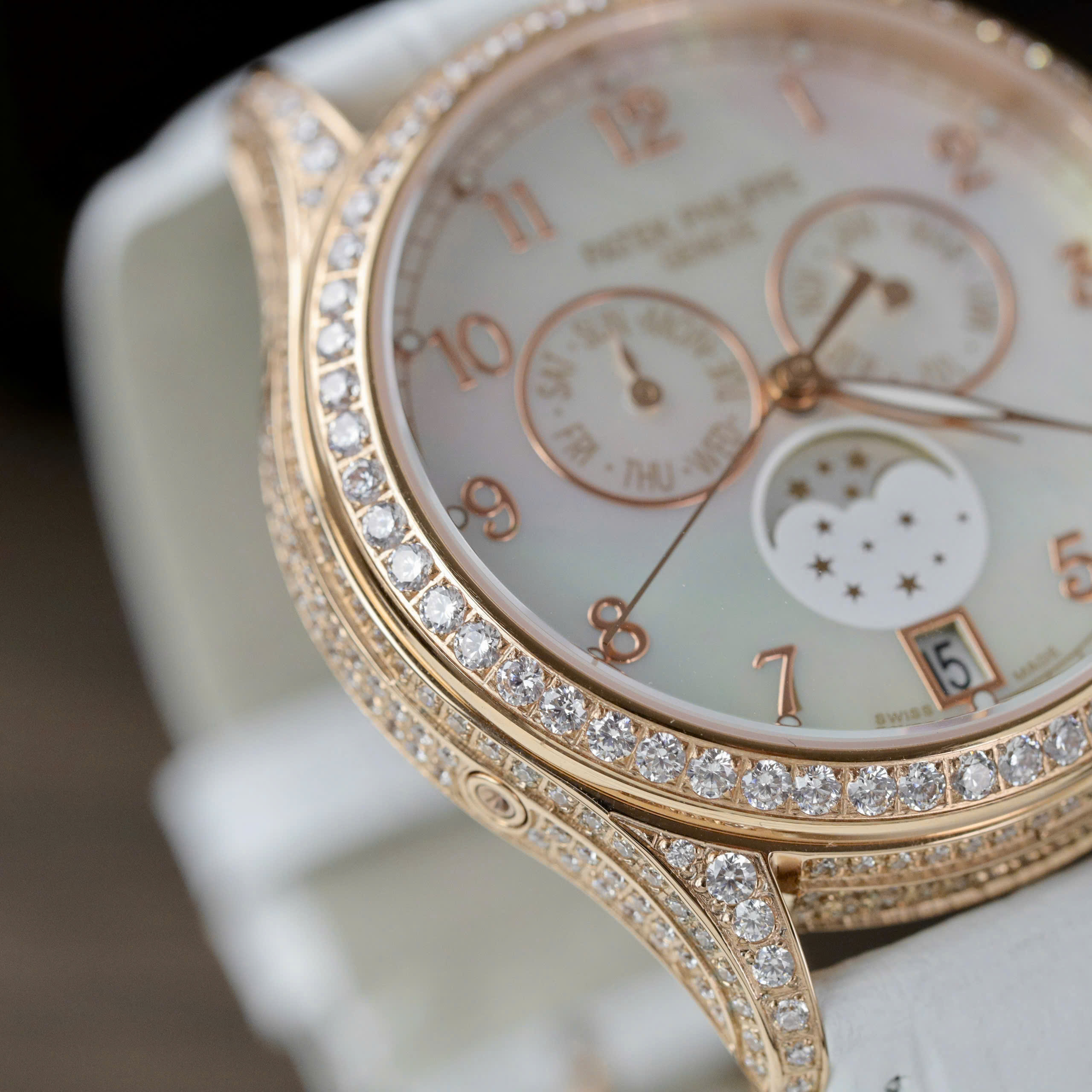 Đồng Hồ Patek Philippe Complications 4947R Replica 11 Mặt Khảm Xà Cừ Dây Da Màu Trắng 38mm (7) Đồng Hồ Patek Philippe Complications 4947R Replica 11 Mặt Khảm Xà Cừ Dây Da Màu Trắng 38mm (2)