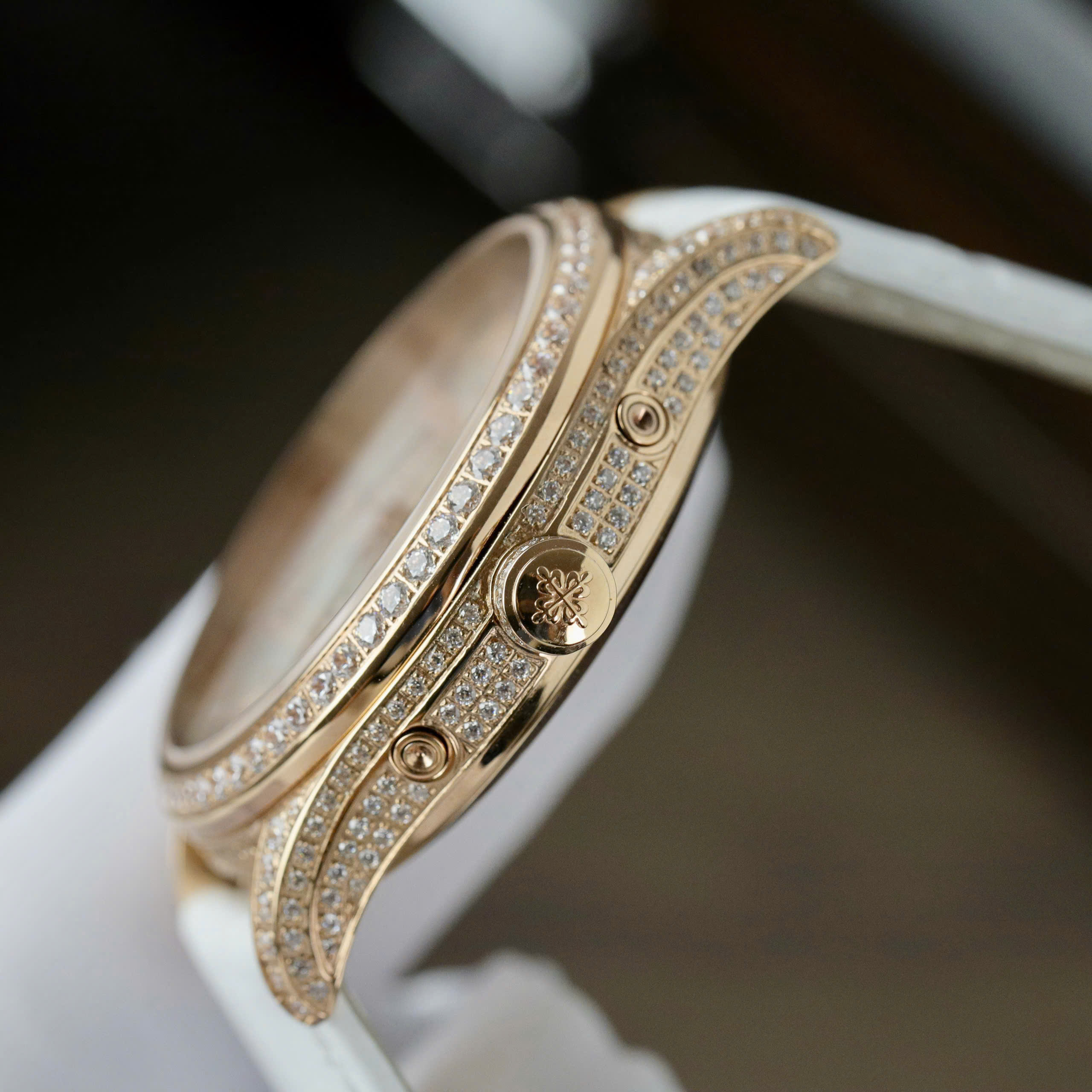 Đồng Hồ Patek Philippe Complications 4947R Replica 11 Mặt Khảm Xà Cừ Dây Da Màu Trắng 38mm (8) Đồng Hồ Patek Philippe Complications 4947R Replica 11 Mặt Khảm Xà Cừ Dây Da Màu Trắng 38mm (2)