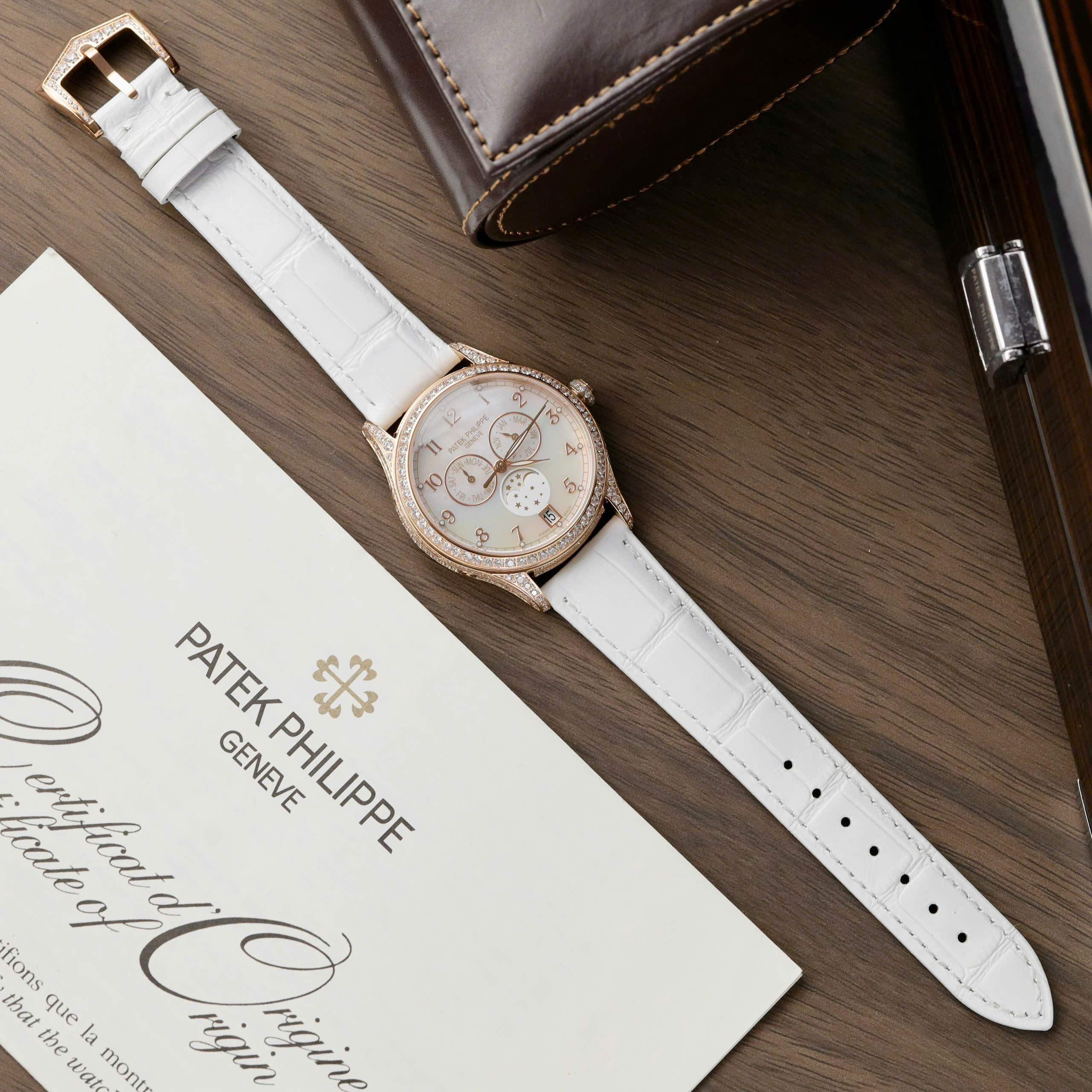 Đồng Hồ Patek Philippe Complications 4947R Replica 11 Mặt Khảm Xà Cừ Dây Da Màu Trắng 38mm (9) Đồng Hồ Patek Philippe Complications 4947R Replica 11 Mặt Khảm Xà Cừ Dây Da Màu Trắng 38mm (2)