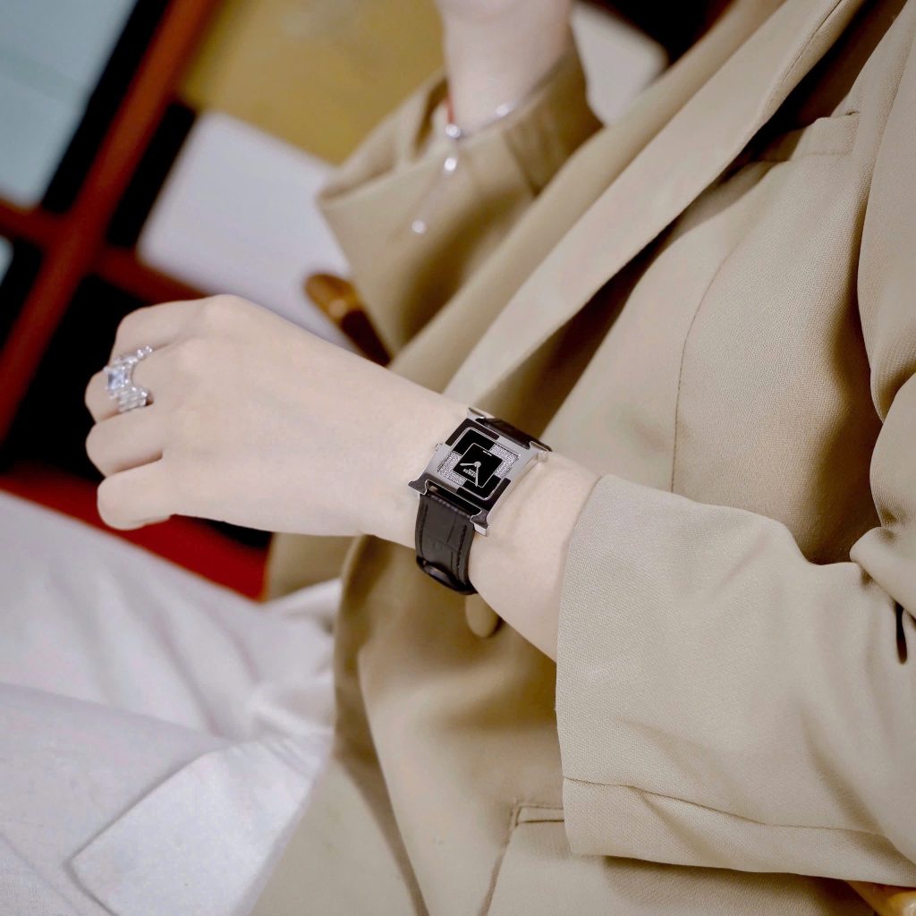 Đồng hồ Hermes nữ mặt vuông dây da đính đá Like Auth 26mm