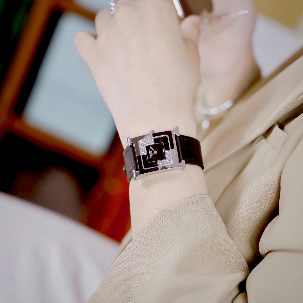 Đồng hồ Hermes nữ mặt vuông dây da đính đá Like Auth 26mm