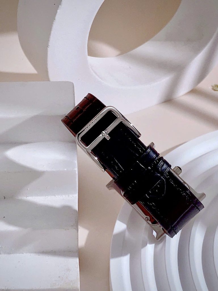 Đồng hồ Hermes nữ mặt vuông dây da đính đá Like Auth 26mm