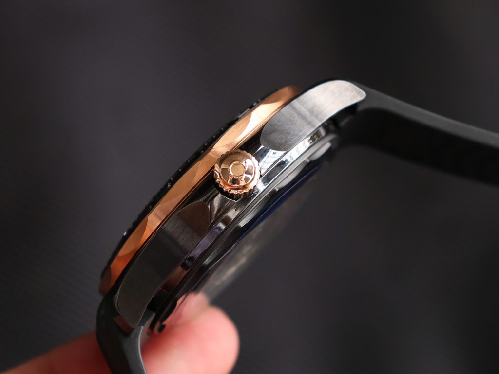 Đồng hồ Omega Seamaster chế tác gốm đen vàng hồng dây cao su 42mm (1)