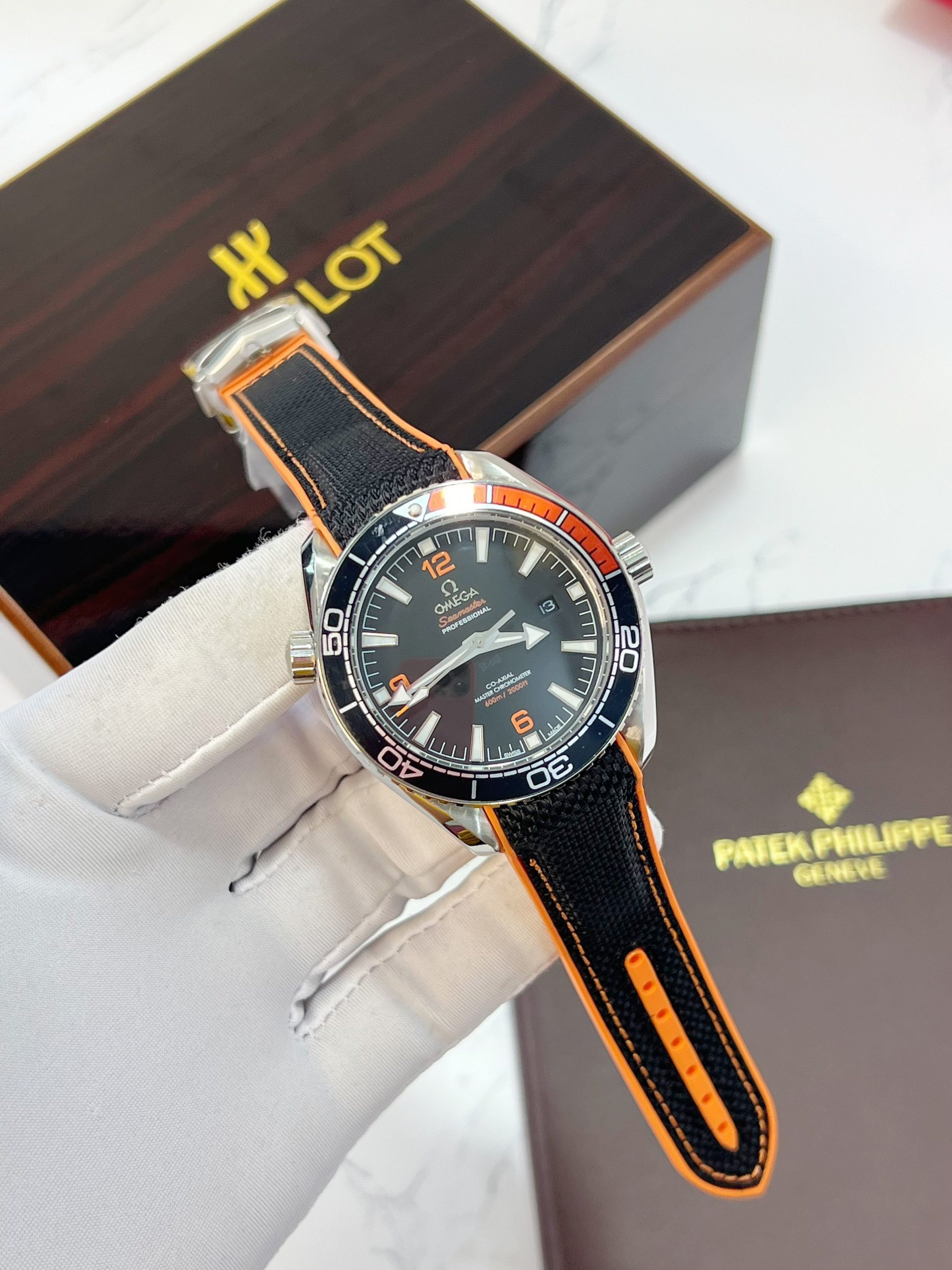 Đồng hồ Omega seamaster professional nam dây vải Fake cao cấp 40mm (1) Đồng hồ Omega seamaster professional nam dây vải Fake cao cấp 40mm (2)