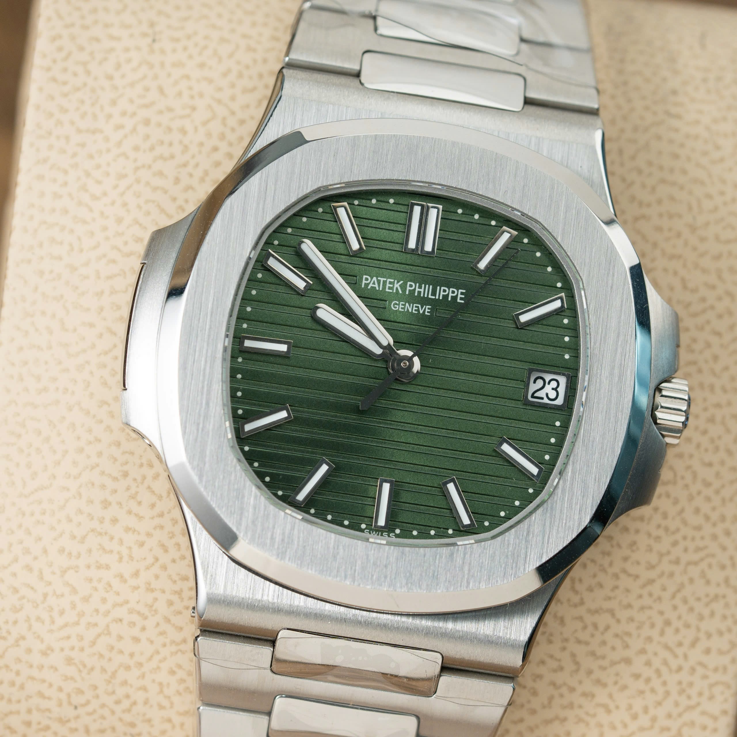 Đồng hồ Patek Philippe Nautilus 5711 mặt xanh lá cây Replica 11 nhà máy 3K 40mm (2) Đồng hồ Patek Philippe Nautilus 5711 mặt xanh lá cây Replica 11 nhà máy 3K 40mm (2)