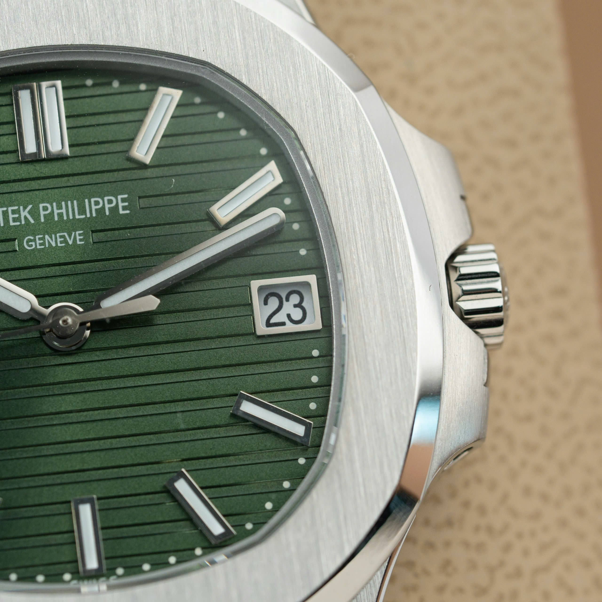 Đồng hồ Patek Philippe Nautilus 5711 mặt xanh lá cây Replica 11 nhà máy 3K 40mm (4) Đồng hồ Patek Philippe Nautilus 5711 mặt xanh lá cây Replica 11 nhà máy 3K 40mm (2)