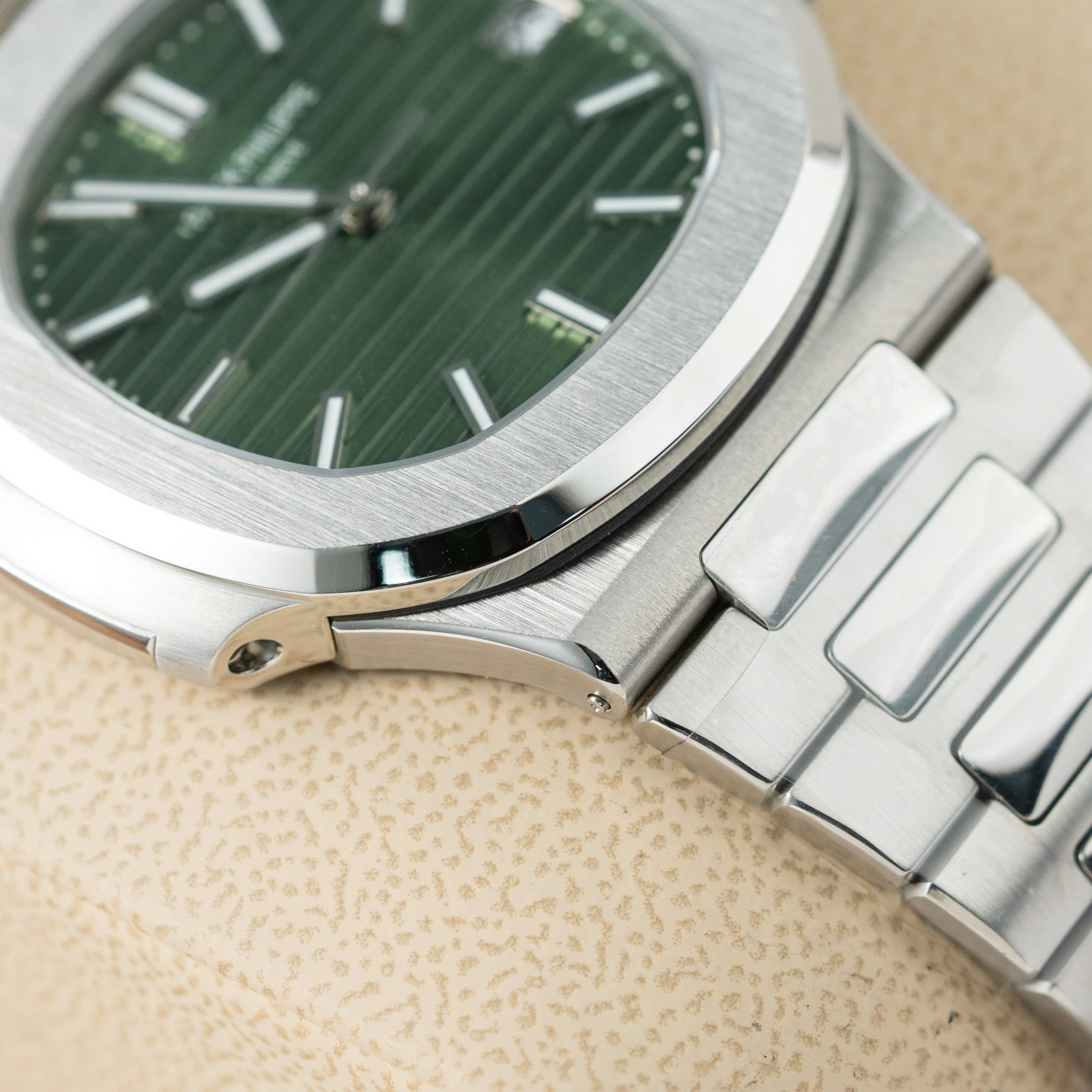 Đồng hồ Patek Philippe Nautilus 5711 mặt xanh lá cây Replica 11 nhà máy 3K 40mm (5) Đồng hồ Patek Philippe Nautilus 5711 mặt xanh lá cây Replica 11 nhà máy 3K 40mm (2)