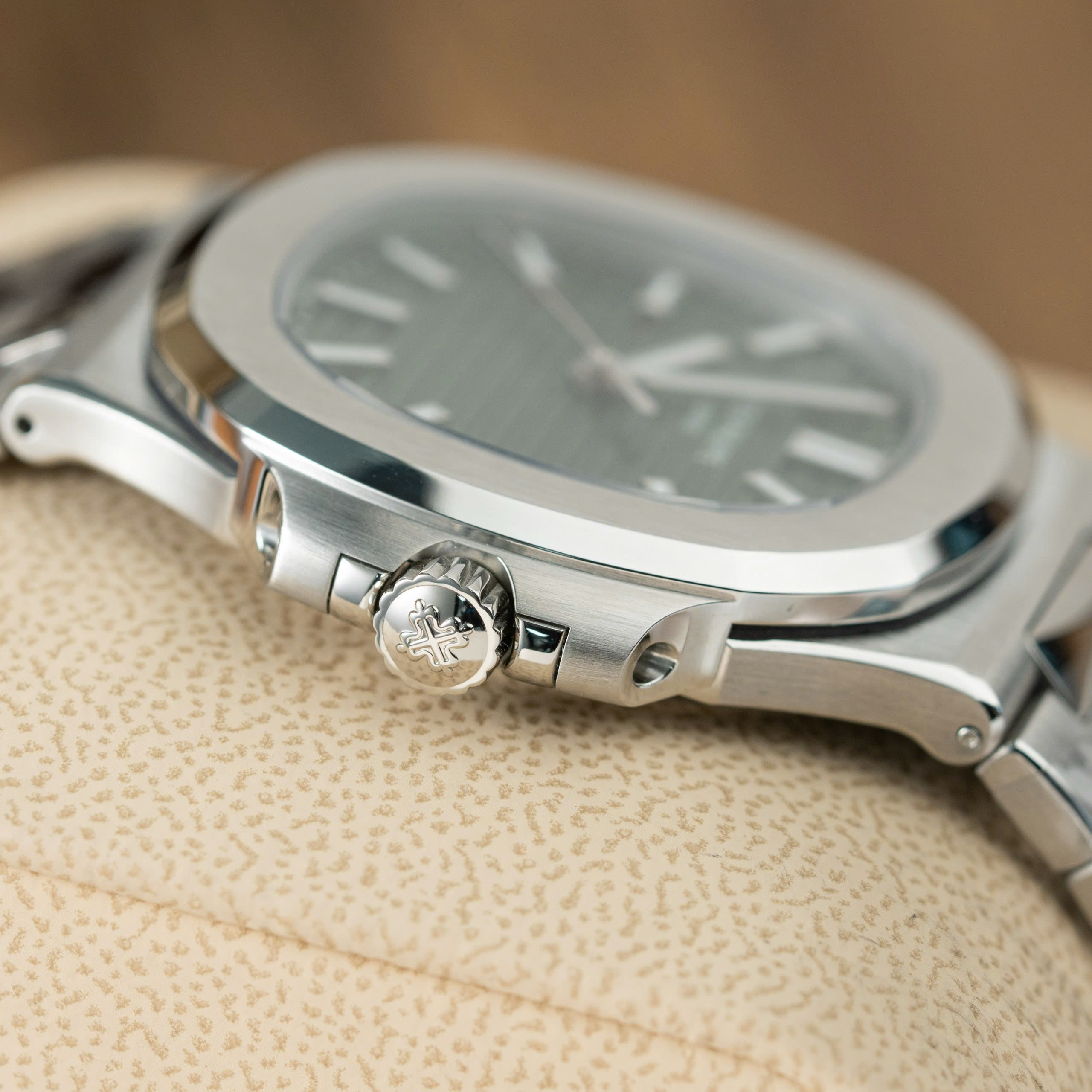 Đồng hồ Patek Philippe Nautilus 5711 mặt xanh lá cây Replica 11 nhà máy 3K 40mm (6) Đồng hồ Patek Philippe Nautilus 5711 mặt xanh lá cây Replica 11 nhà máy 3K 40mm (2)