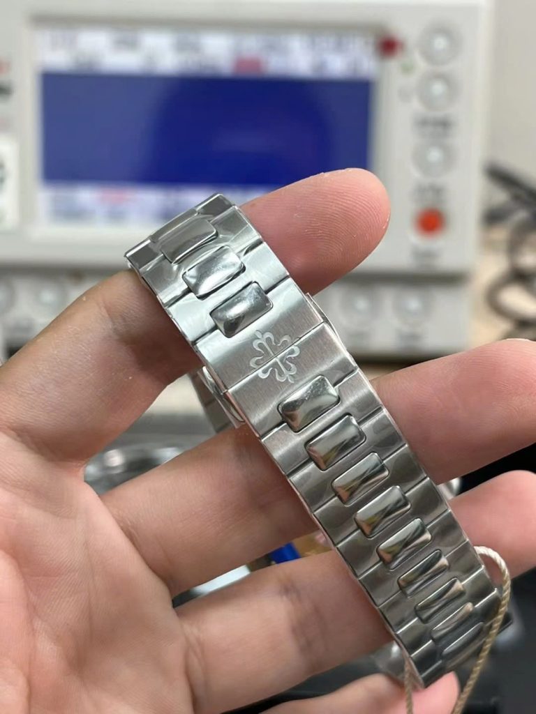 Đồng hồ Patek Philippe Nautilus 5712G Rep 11 mặt xanh blue khoá mới PPF 40mm (2)