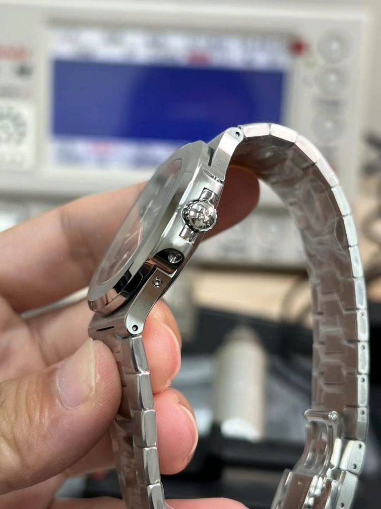 Đồng hồ Patek Philippe Nautilus 5712G Rep 11 mặt xanh blue khoá mới PPF 40mm (2)