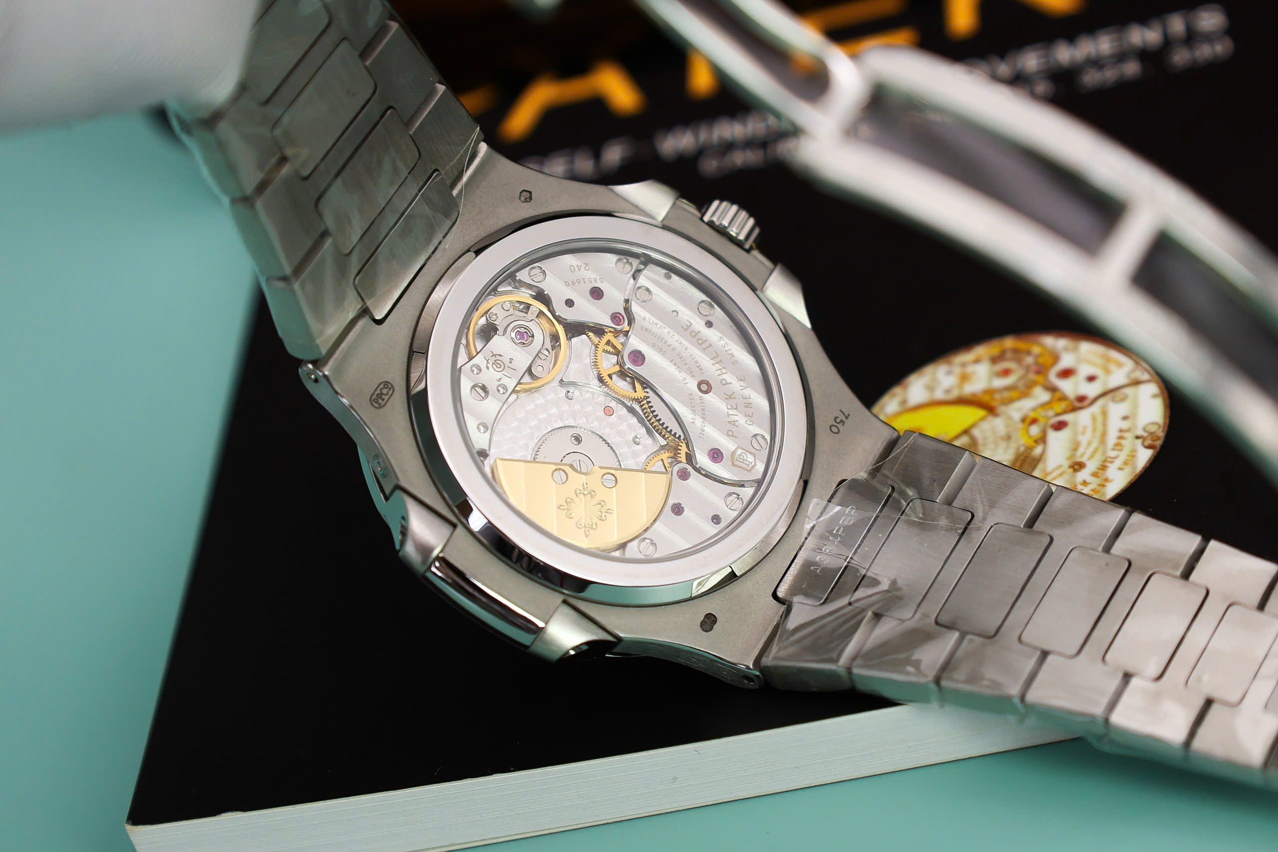 Đồng hồ Patek Philippe Nautilus 5722G Rep 11 đính đá baguette nhà máy PPF 40mm (10) Đồng hồ Patek Philippe Nautilus 5722G Rep 11 đính đá baguette nhà máy PPF 40mm (2)