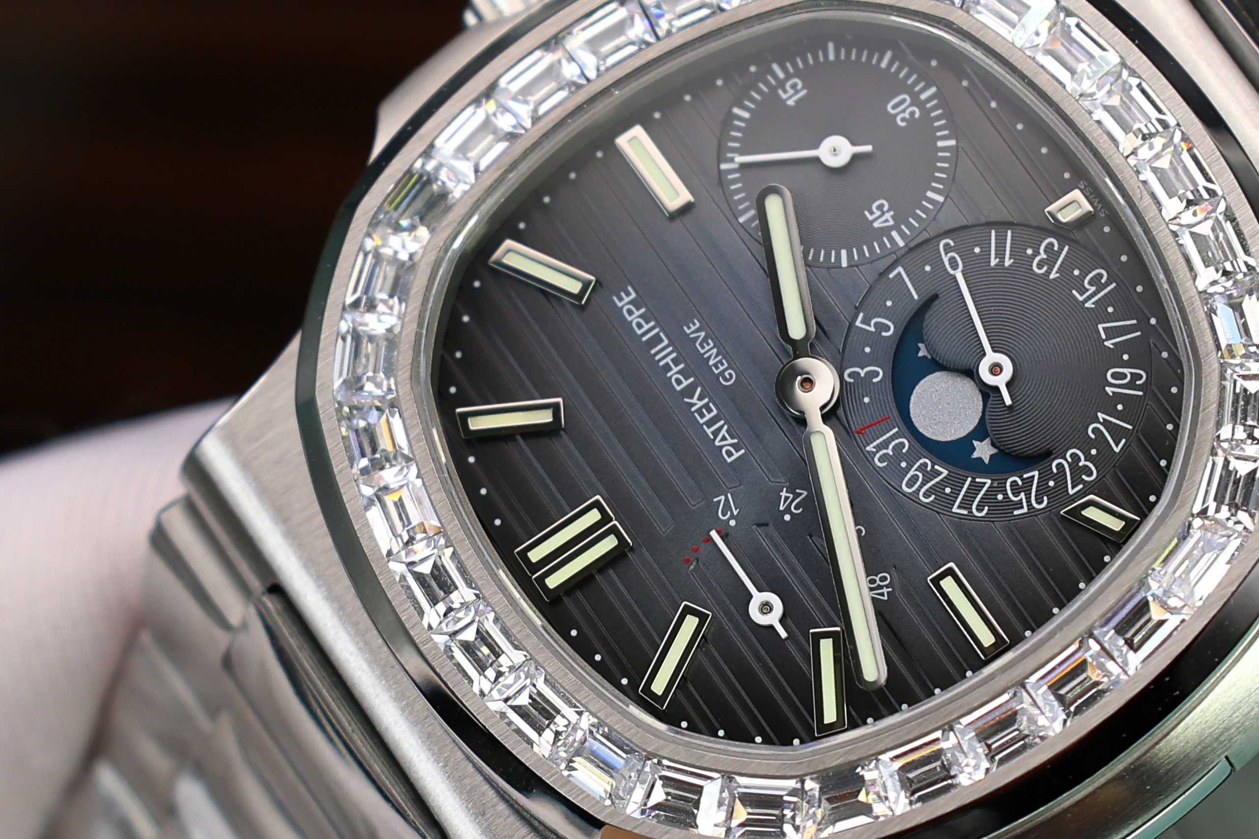 Đồng hồ Patek Philippe Nautilus 5722G Rep 11 đính đá baguette nhà máy PPF 40mm (4) Đồng hồ Patek Philippe Nautilus 5722G Rep 11 đính đá baguette nhà máy PPF 40mm (2)