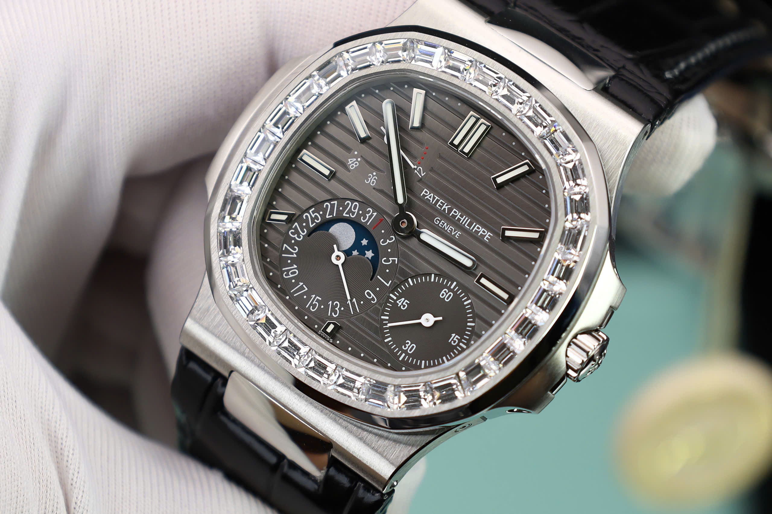 Đồng hồ Patek Philippe Nautilus 5722G Replica 1 1 mặt xám nhà máy PPF 40mm (4) Đồng hồ Patek Philippe Nautilus 5722G Replica 1 1 mặt xám nhà máy PPF 40mm (2)