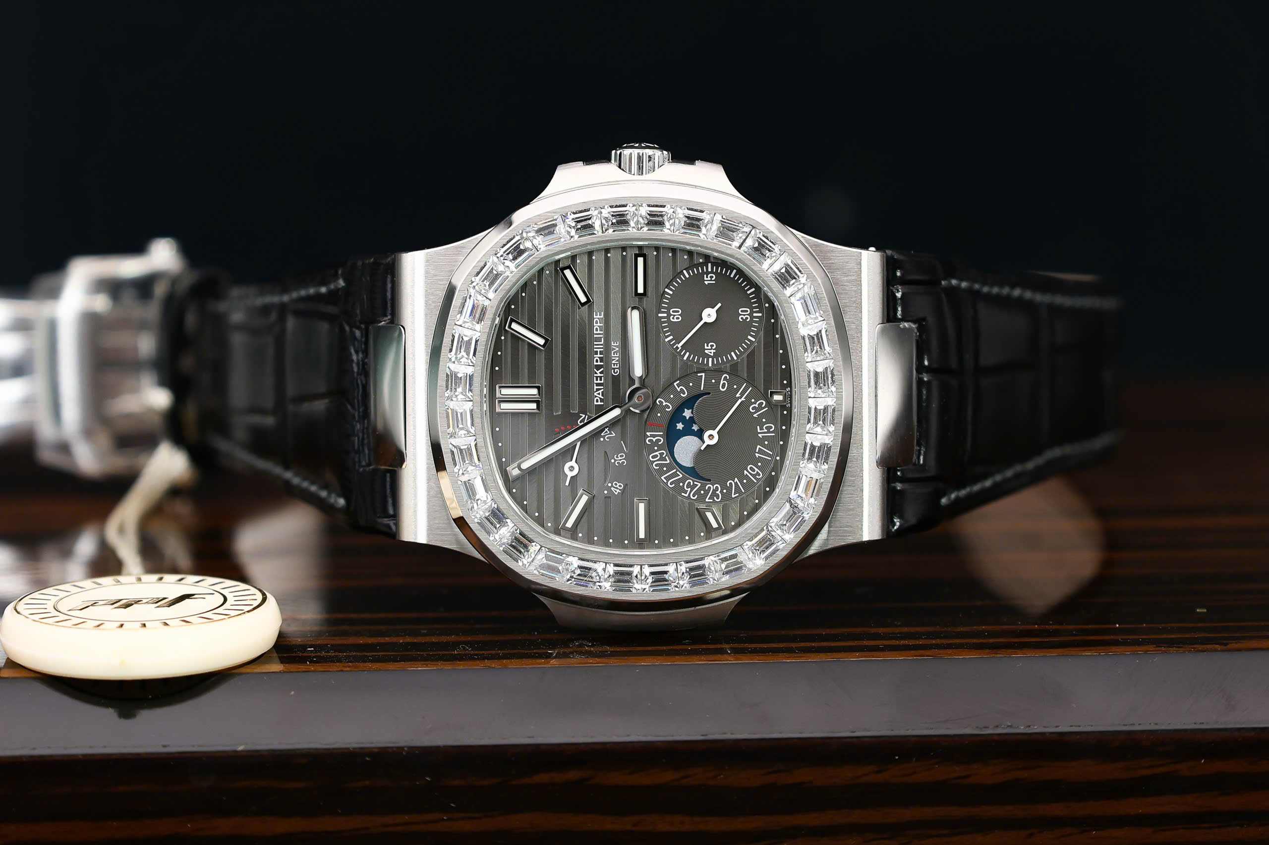 Đồng hồ Patek Philippe Nautilus 5722G Replica 1 1 mặt xám nhà máy PPF 40mm (7) Đồng hồ Patek Philippe Nautilus 5722G Replica 1 1 mặt xám nhà máy PPF 40mm (2)