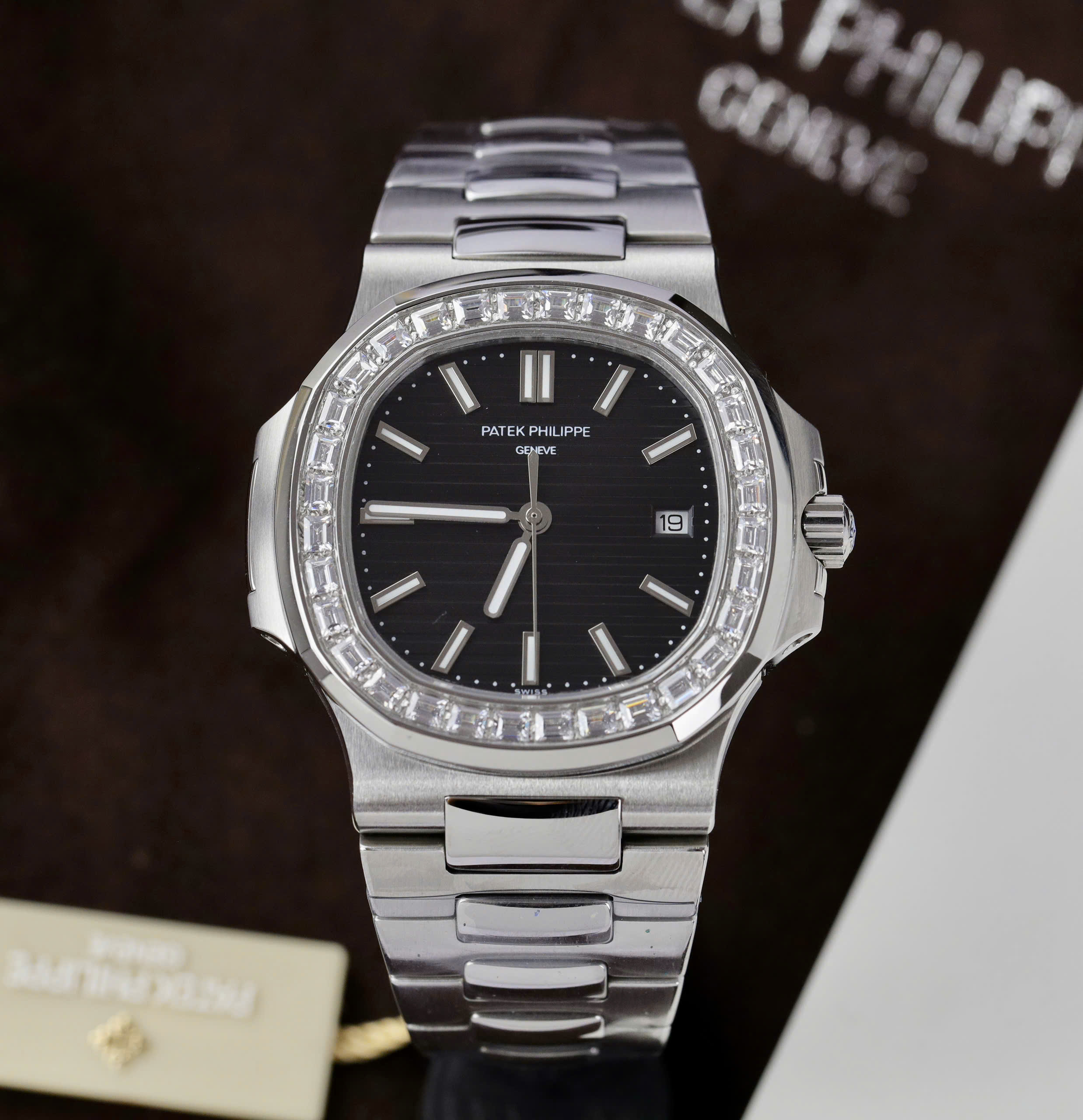 Đồng hồ Patek Philippe Nautilus 5723 Super Fake 11 đính đá baguette 40mm (1) Đồng hồ Patek Philippe Nautilus 5723 Super Fake 11 đính đá baguette 40mm (2)