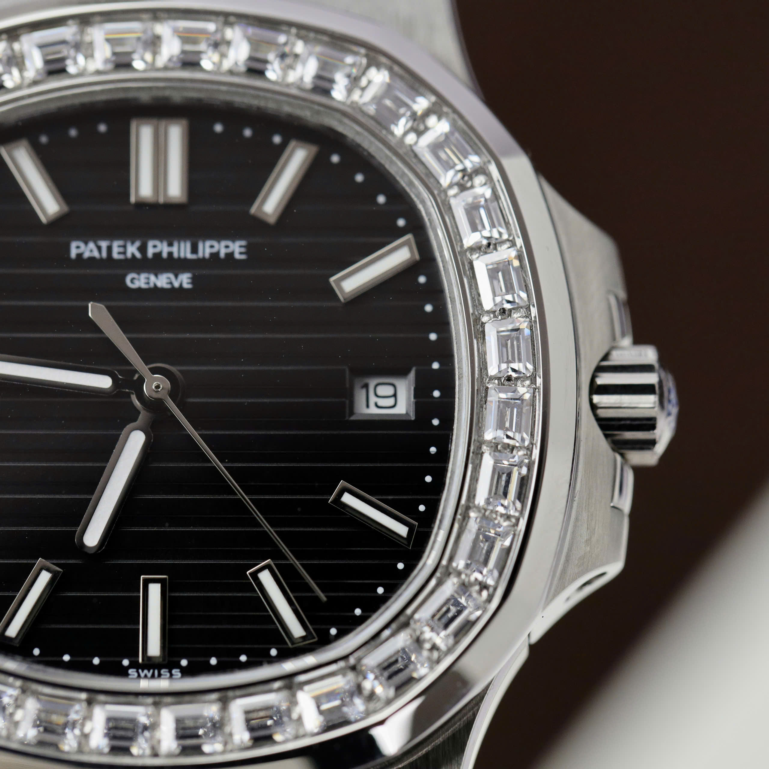 Đồng hồ Patek Philippe Nautilus 5723 Super Fake 11 đính đá baguette 40mm (2) Đồng hồ Patek Philippe Nautilus 5723 Super Fake 11 đính đá baguette 40mm (2)