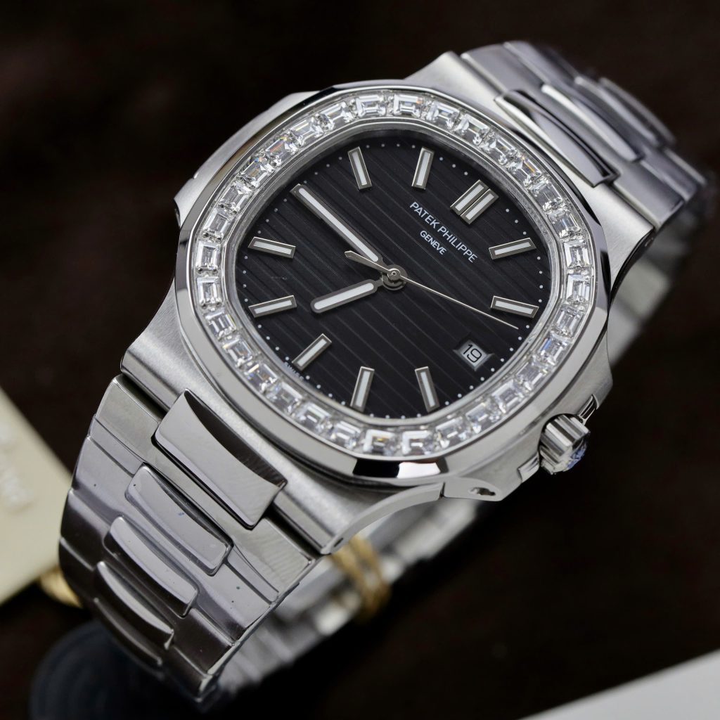 Đồng hồ Patek Philippe Nautilus 5723 Super Fake 11 đính đá baguette 40mm (2)