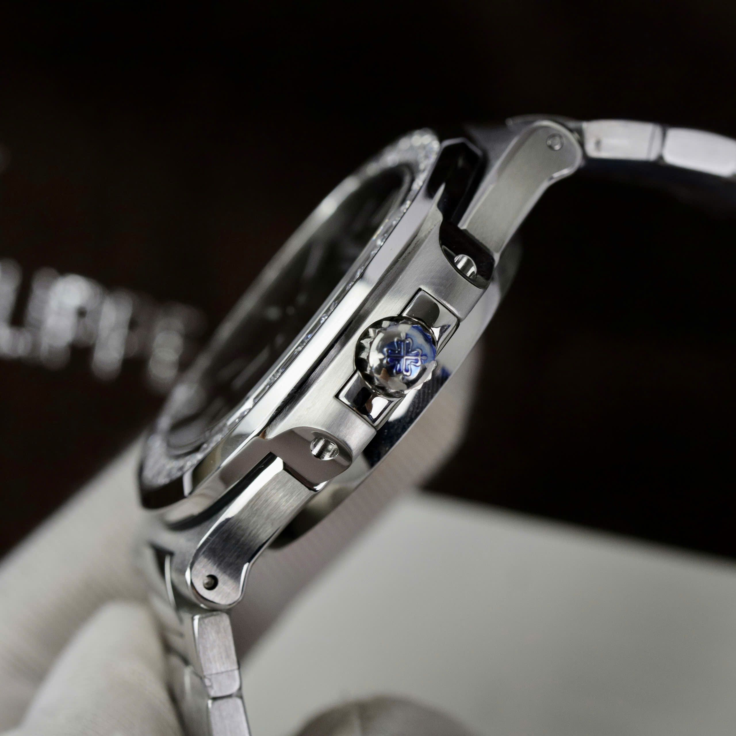 Đồng hồ Patek Philippe Nautilus 5723 Super Fake 11 đính đá baguette 40mm (4) Đồng hồ Patek Philippe Nautilus 5723 Super Fake 11 đính đá baguette 40mm (2)