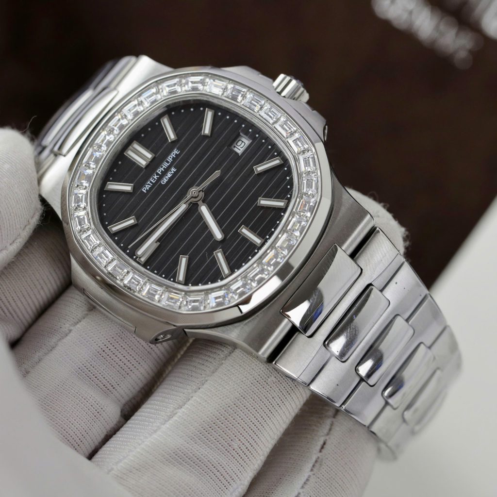 Đồng hồ Patek Philippe Nautilus 5723 Super Fake 11 đính đá baguette 40mm (2)