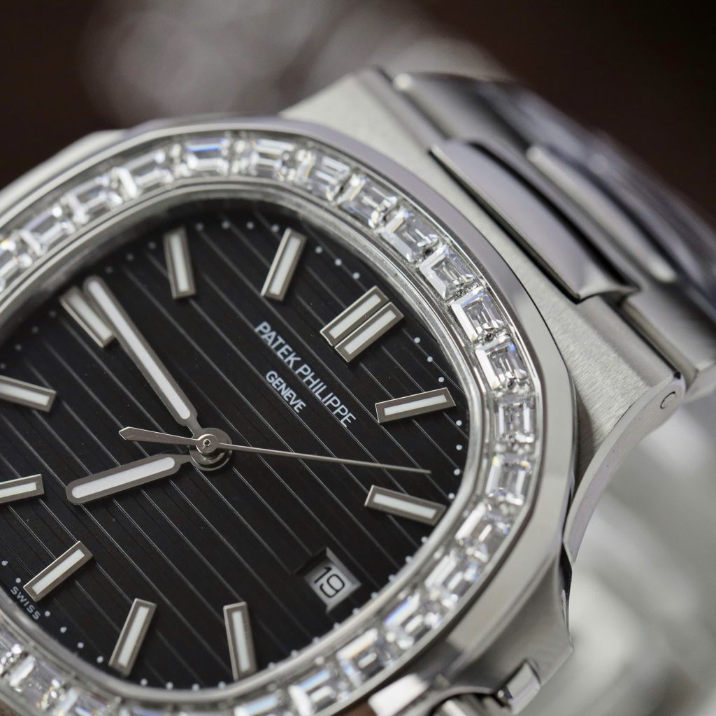 Đồng hồ Patek Philippe Nautilus 5723 Super Fake 11 đính đá baguette 40mm (2)