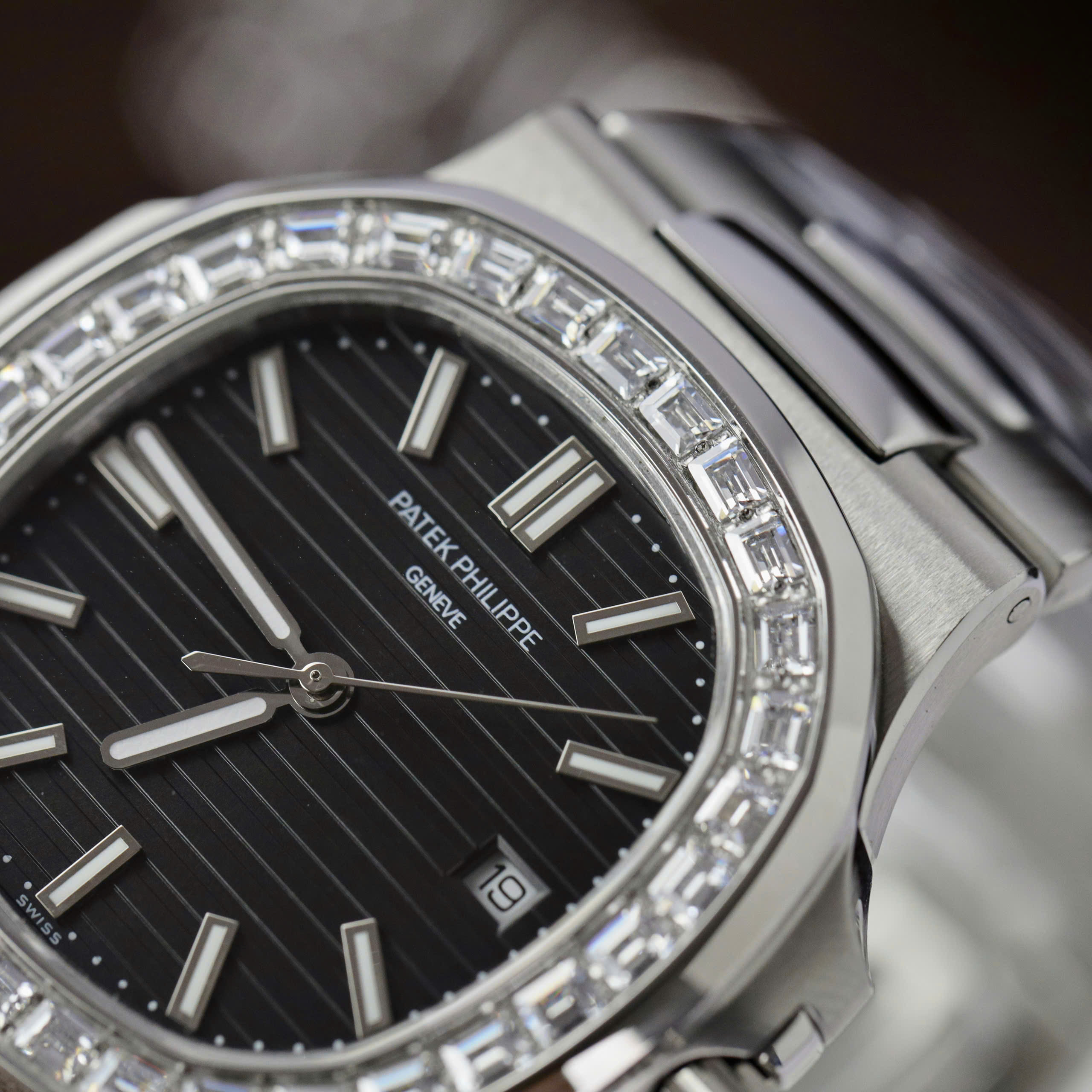 Đồng hồ Patek Philippe Nautilus 5723 Super Fake 11 đính đá baguette 40mm (6) Đồng hồ Patek Philippe Nautilus 5723 Super Fake 11 đính đá baguette 40mm (2)